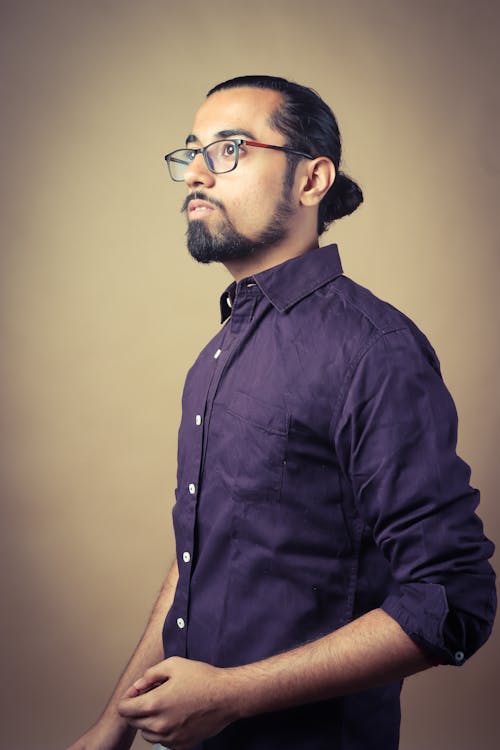 Fotobanka s bezplatnými fotkami na tému brada, dioptrické okuliare, fialové tričko
