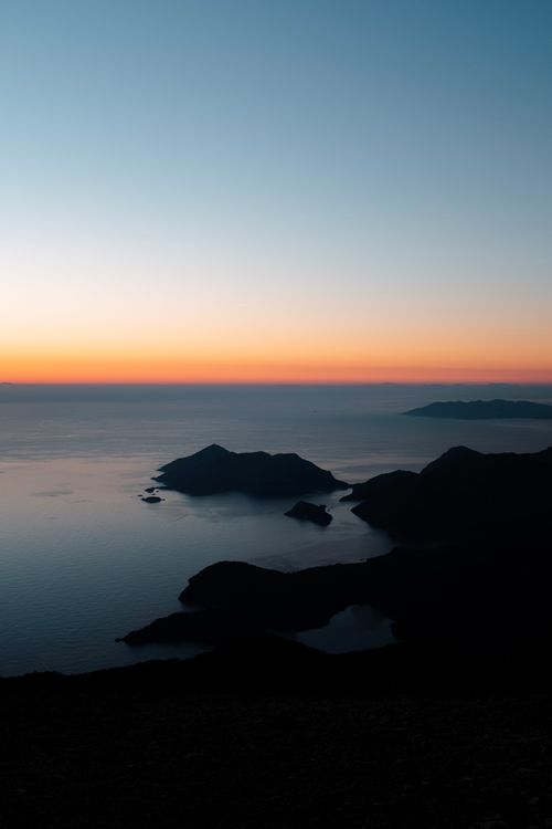 Free A stunning aerial view of Ölüdeniz's coastline at sunset, showcasing the natural beauty of Türkiye's landscape. Stock Photo