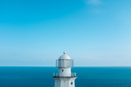 Foto profissional grátis de farol, horizonte, mar azul