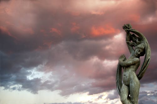 Estatuilla De Mujer Durante La Hora Dorada