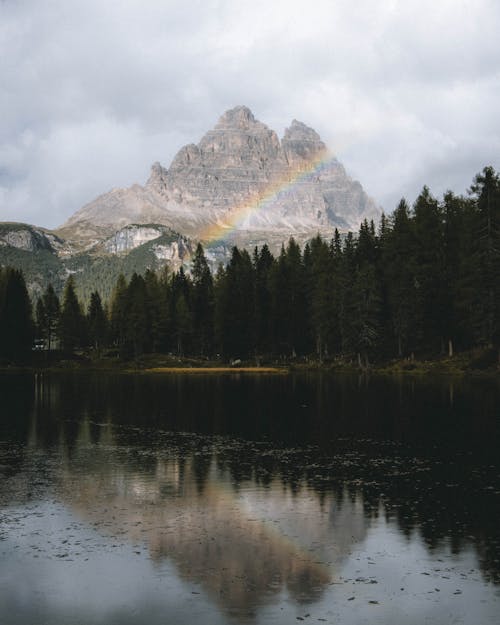 Reflejo De Montaña Y Arco Iris