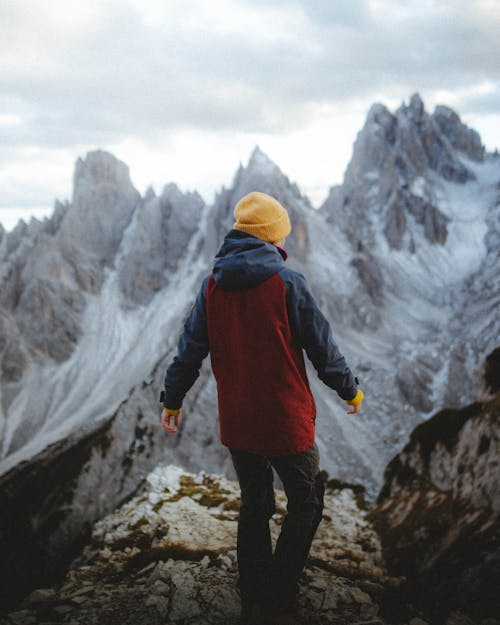 Chica Frente A Las Montañas.