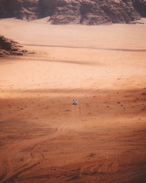Автомобиль посреди пустыни