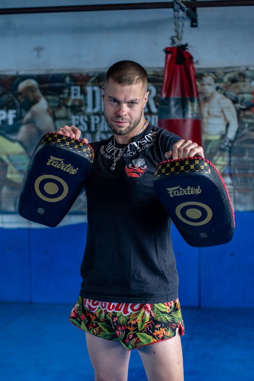 Foto profissional grátis de academia de ginástica, almofadas de chute, artes marciais