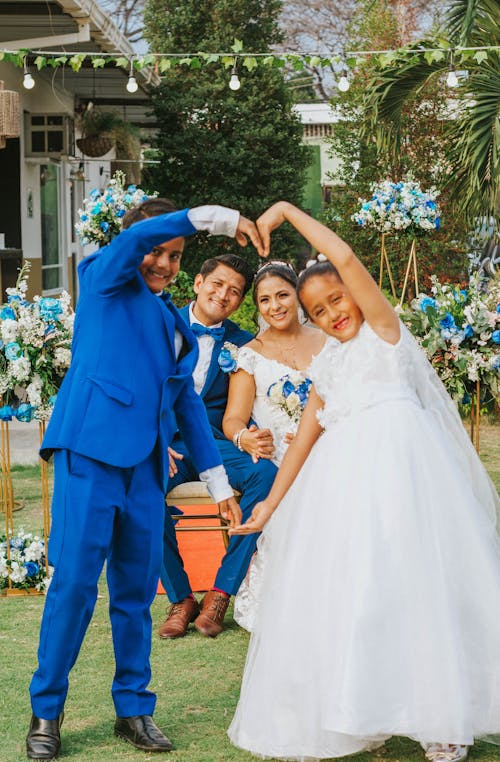 Gratis lagerfoto af blå dragter, brudekjoler, bryllupsfotografering
