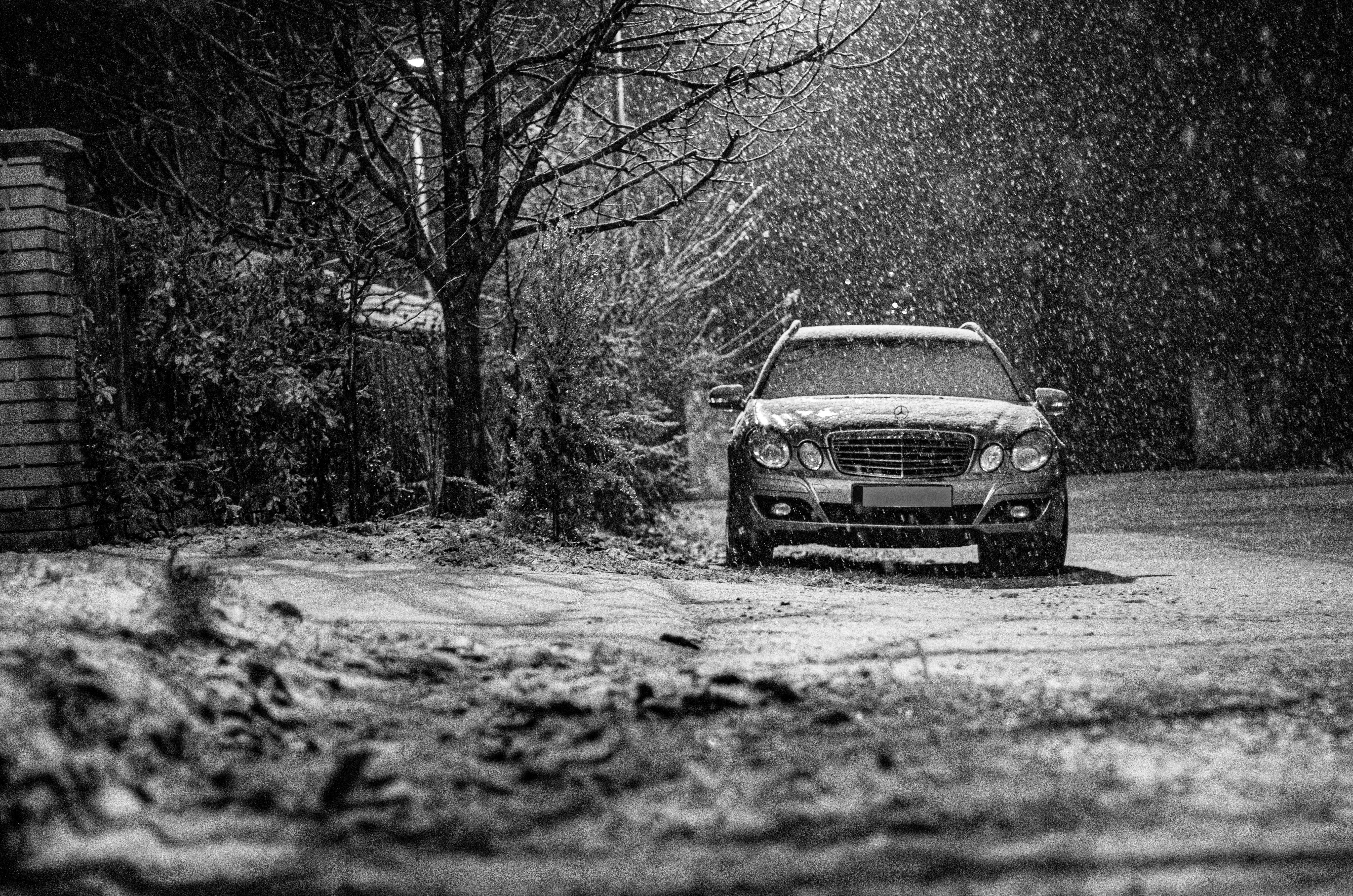 snowy mercedes in the drizzling snow christmas phone pc