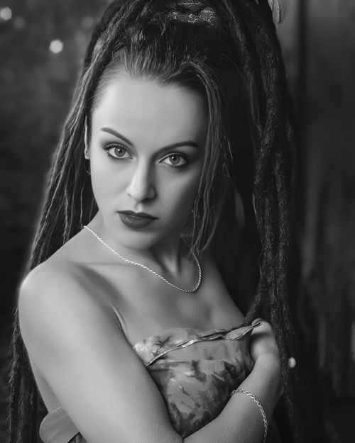 Free Striking black and white portrait of a woman with dreadlocks and jewelry, exuding elegance and mystery. Stock Photo