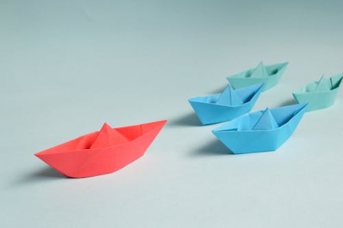 Bateaux En Papier Sur Surface Solide