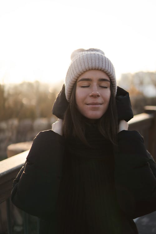 Základová fotografie zdarma na téma černá bunda, klobouk, model