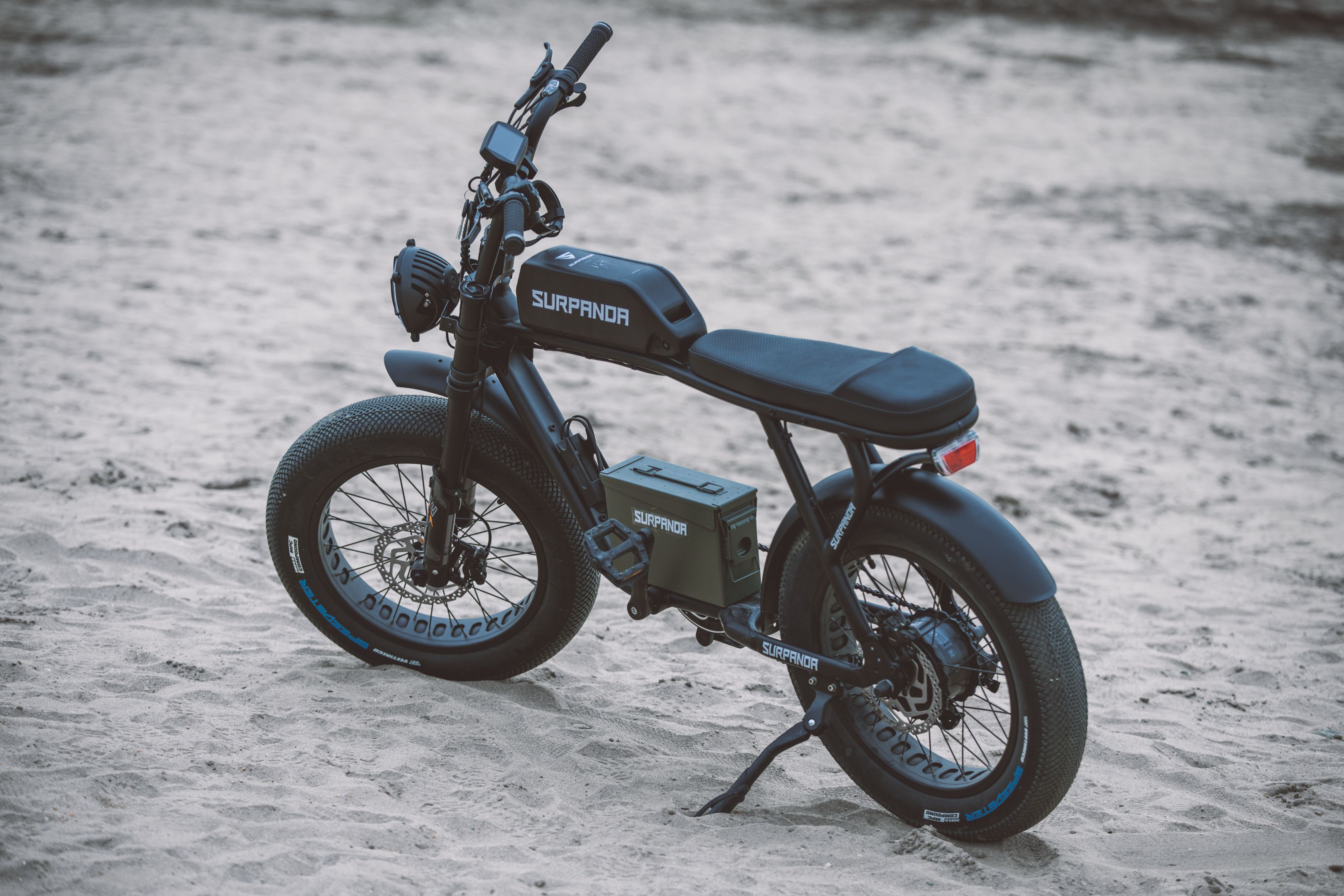Esta moto elétrica acelera como um carro e usa tomada comum