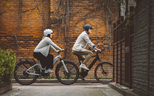 一對, 單車騎士, 城市休息 的 免费素材图片