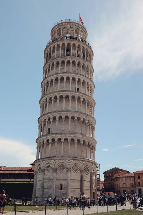 Free Explore the stunning Leaning Tower of Pisa, a marvel of Italian architecture on a beautiful day. Stock Photo