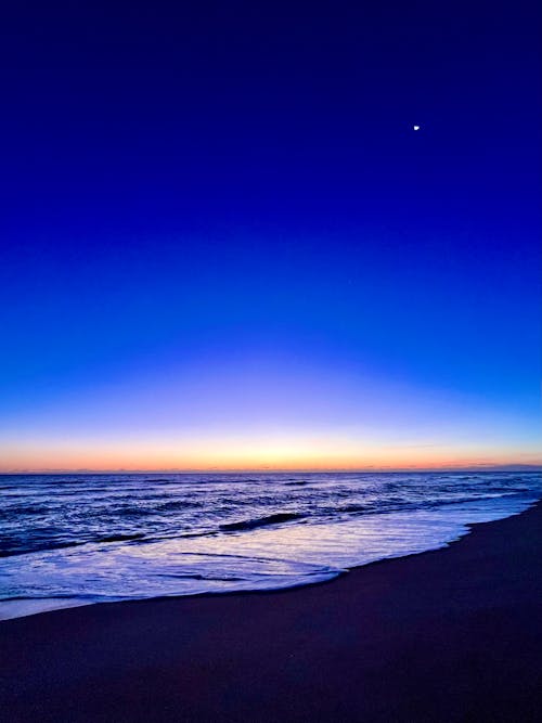 Foto profissional grátis de amanhecer cedo, céu azul, céu azul claro