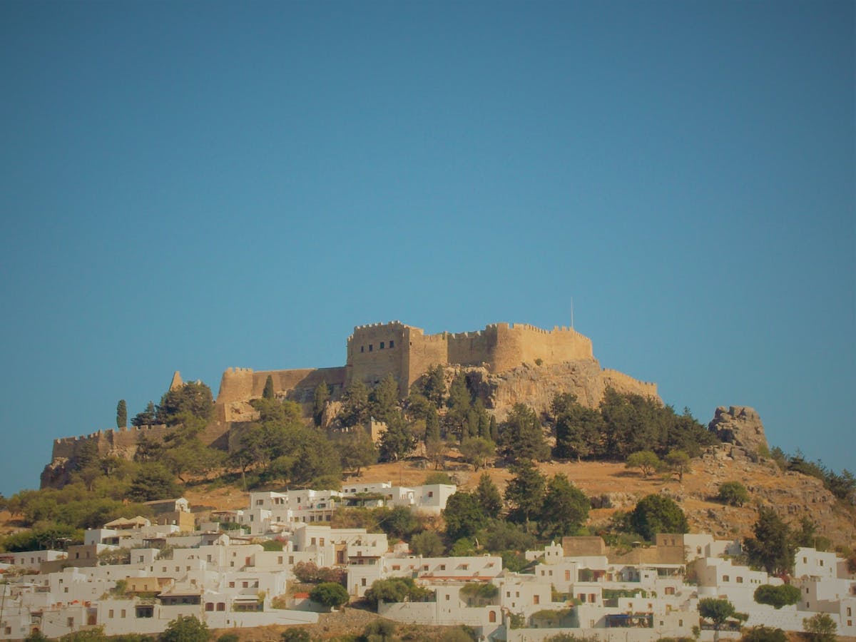 Vista panoramica dell’acropoli di Lindos con cielo sereno sullo sfondo