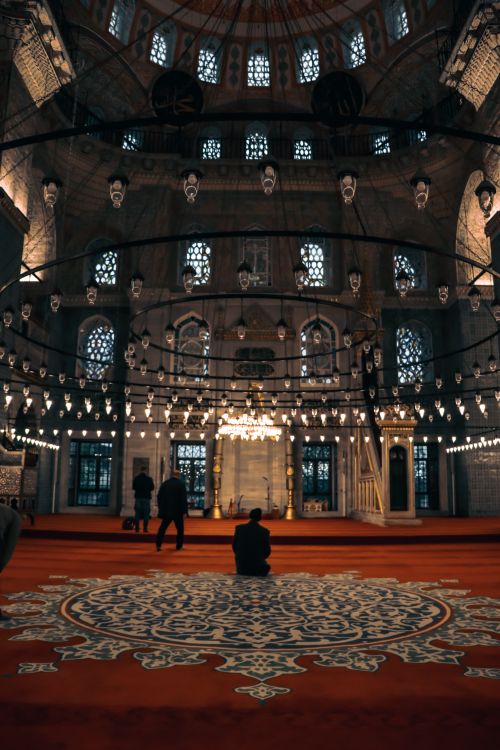 Free A breathtaking view of a mosque interior in Istanbul featuring Islamic art and intricate mosaics. Stock Photo