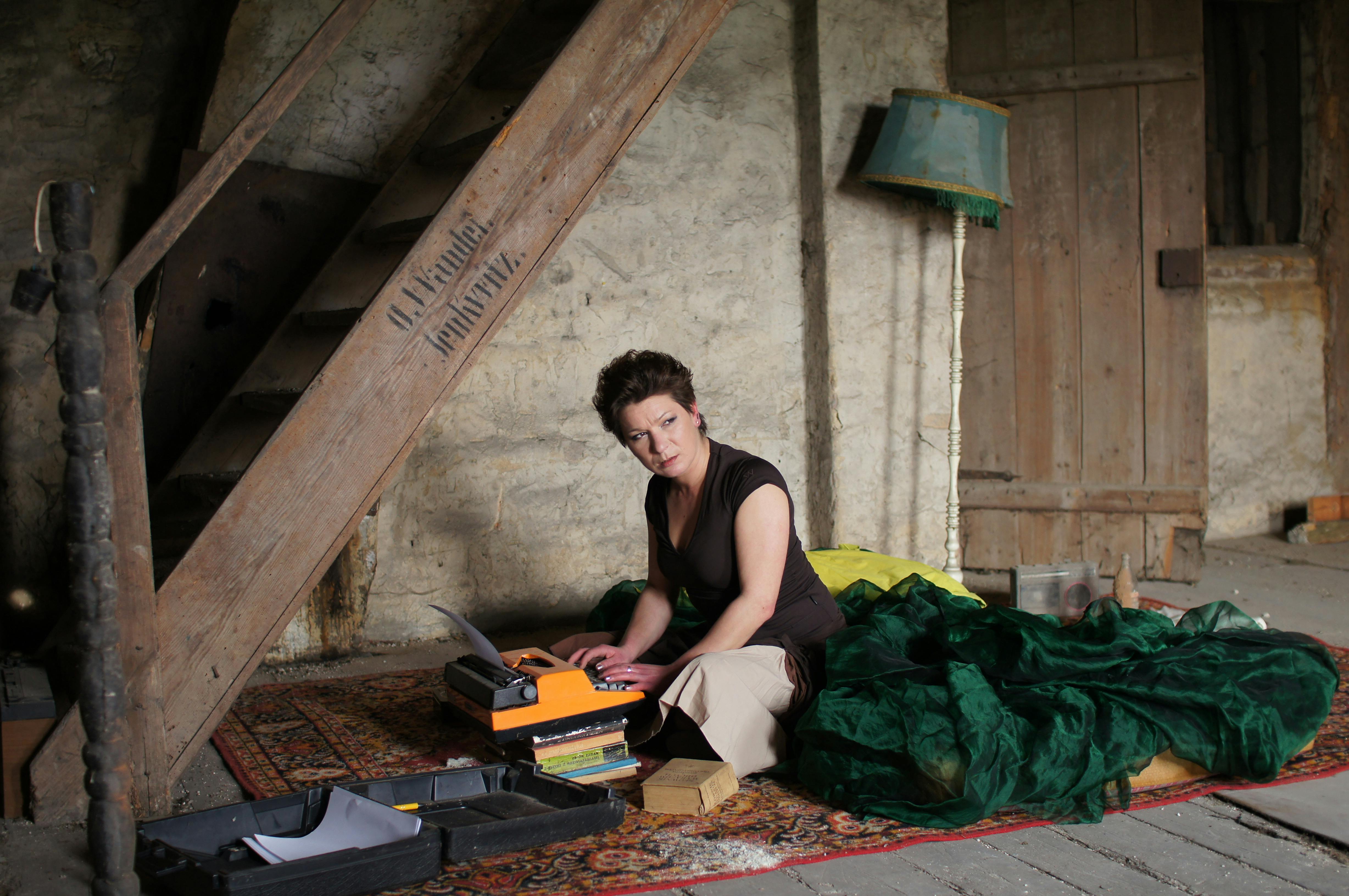 Exploring Different Genres Through ⁣Prompts