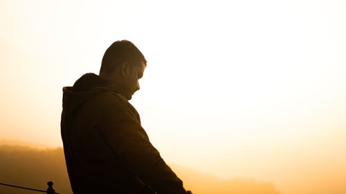 Free A serene silhouette of a man against a warm sunrise in Kumbhalgarh, India, evoking solitude and reflection. Stock Photo