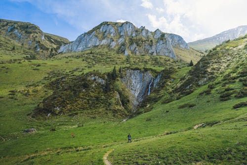 Photos gratuites de chaîne de montagnes, champ, clairière