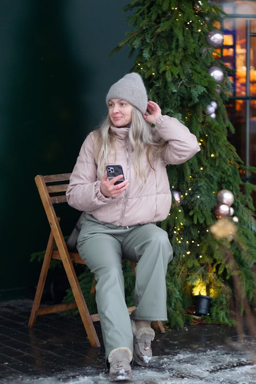 Foto profissional grátis de árvore de Natal, boné, calça