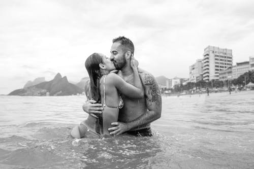 çift öpüşme, mankenler, Rio de Janeiro içeren Ücretsiz stok fotoğraf