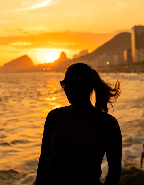 Kostnadsfri bild av flicka solnedgång, i silhouette, strand solnedgång