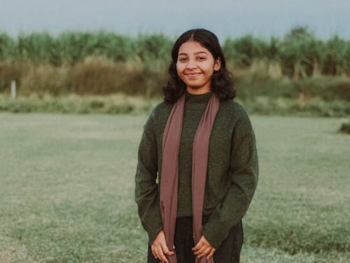 Gratis stockfoto met bruin haar, glimlach, gras