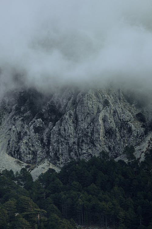 Foto profissional grátis de chuva, clima, colinas