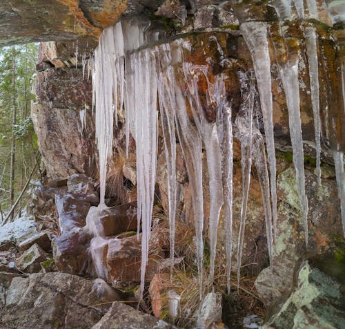 Icicles  perform the edge of cliff