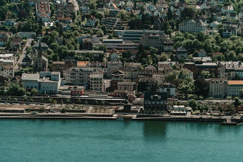 Ingyenes stockfotó épületek, fák, folyó témában