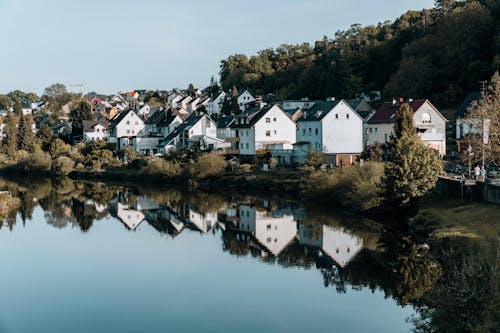 Foto profissional grátis de árvores, casas, céu azul