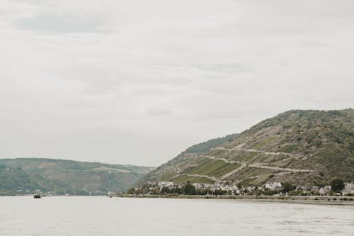 Kostnadsfri bild av bergen, dimma, havsstrand