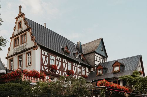 Free Beautiful half-timbered building adorned with flowers, showcasing traditional German architecture. Stock Photo