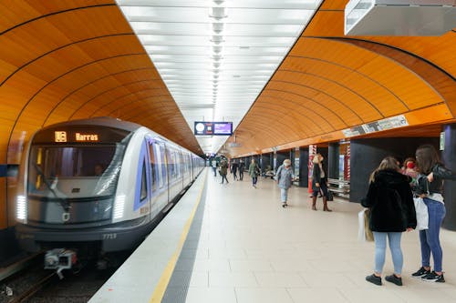 Foto profissional grátis de arquitetura contemporânea, estação de metrô, pessoas