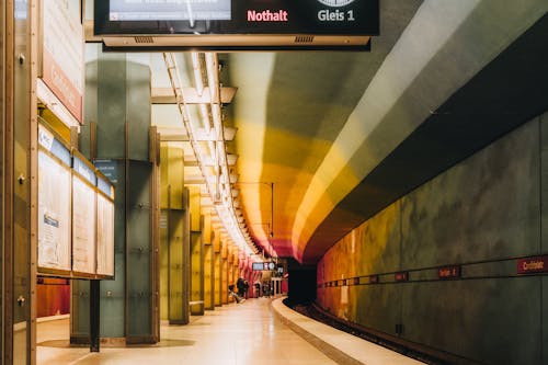 Бесплатное стоковое фото с городской, интерьер, платформа метро
