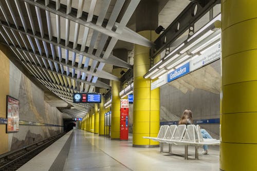 Foto profissional grátis de estação de metrô, interior, plataforma de metrô