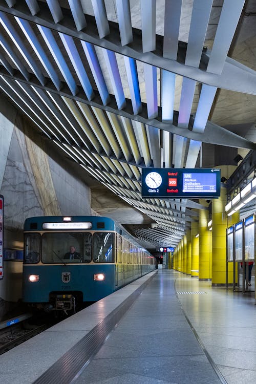 Imagine de stoc gratuită din fotografiere verticală, pasaj, platformă de metrou