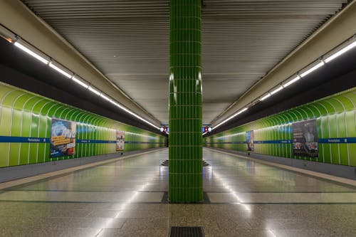 Darmowe zdjęcie z galerii z nowoczesna architektura, oświetlony, peron metra