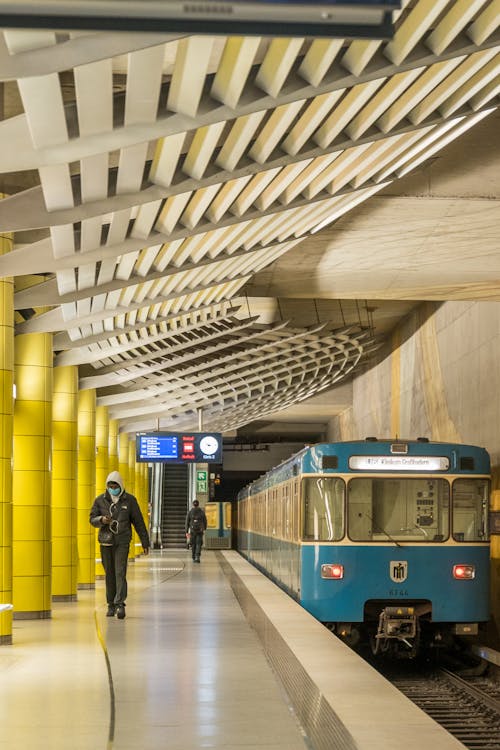 おとこ, トンネル, 公共交通機関の無料の写真素材