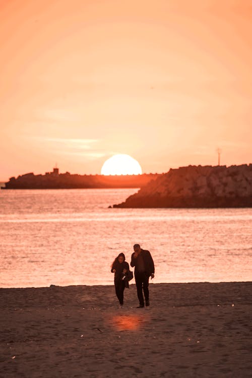 Immagine gratuita di amore, bella coppia, cielo al tramonto