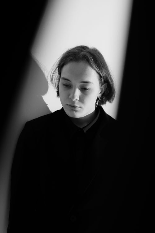 Free A striking black and white portrait of a pensive woman, showcasing deep emotions and mystery. Stock Photo