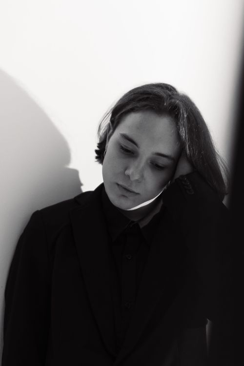 Free Elegant studio portrait of a young adult in black and white, exuding a modern and moody vibe. Stock Photo