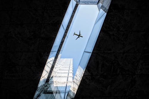 คลังภาพถ่ายฟรี ของ ตึกระฟ้า, ท้องฟ้าสีคราม, เครื่องบิน