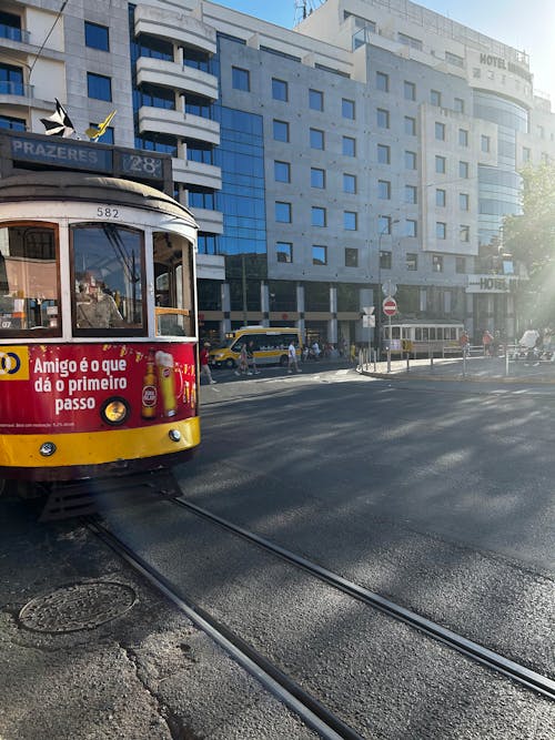 Immagine gratuita di binari del tram, Lisbona, paesaggio urbano