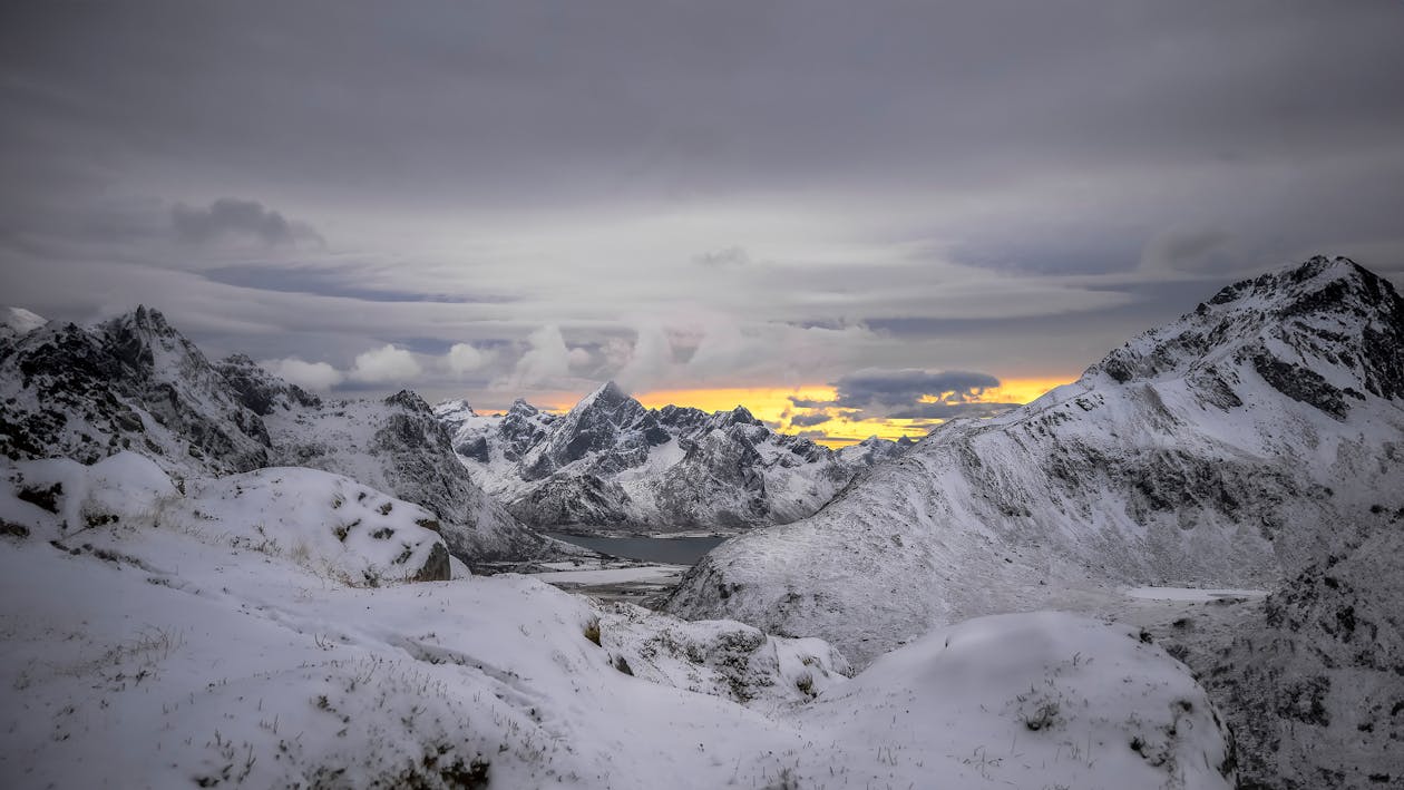 Immagine gratuita di catena montuosa, cielo coperto, gelido