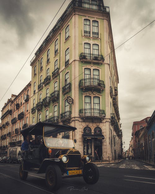 Avrupa, bulutlu, eski araba içeren Ücretsiz stok fotoğraf