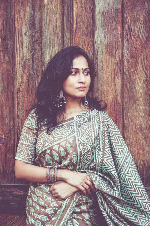 Gratis lagerfoto af brun baggrund, elegance, indisk kvinde