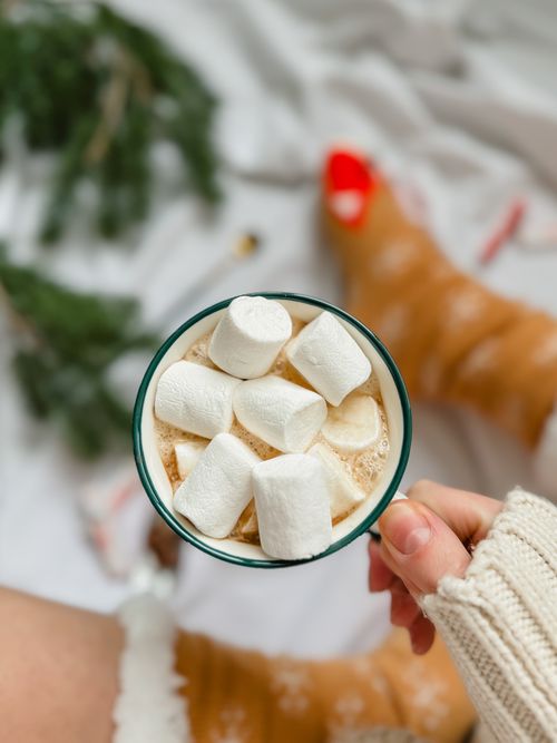 Free Close-up of hot chocolate with marshmallows, evoking a cozy winter vibe. Stock Photo