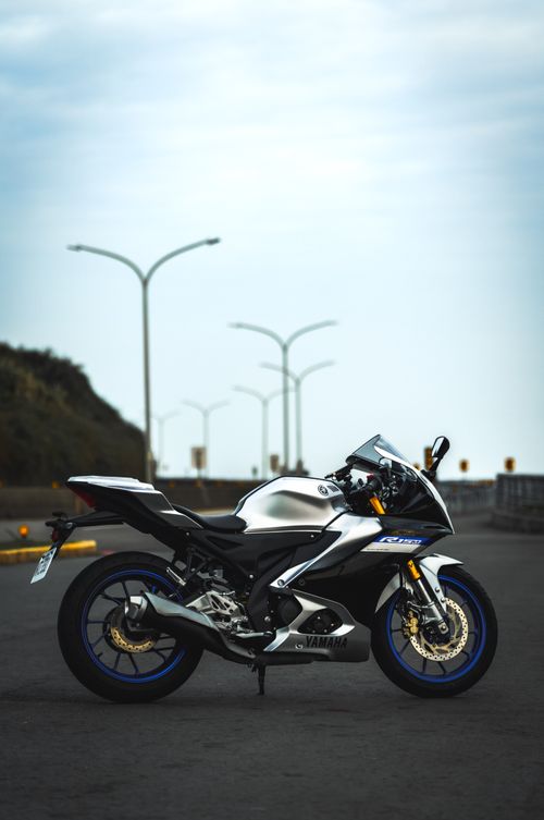 Free Silver motorcycle parked on a quiet open road, perfect for riding enthusiasts. Stock Photo