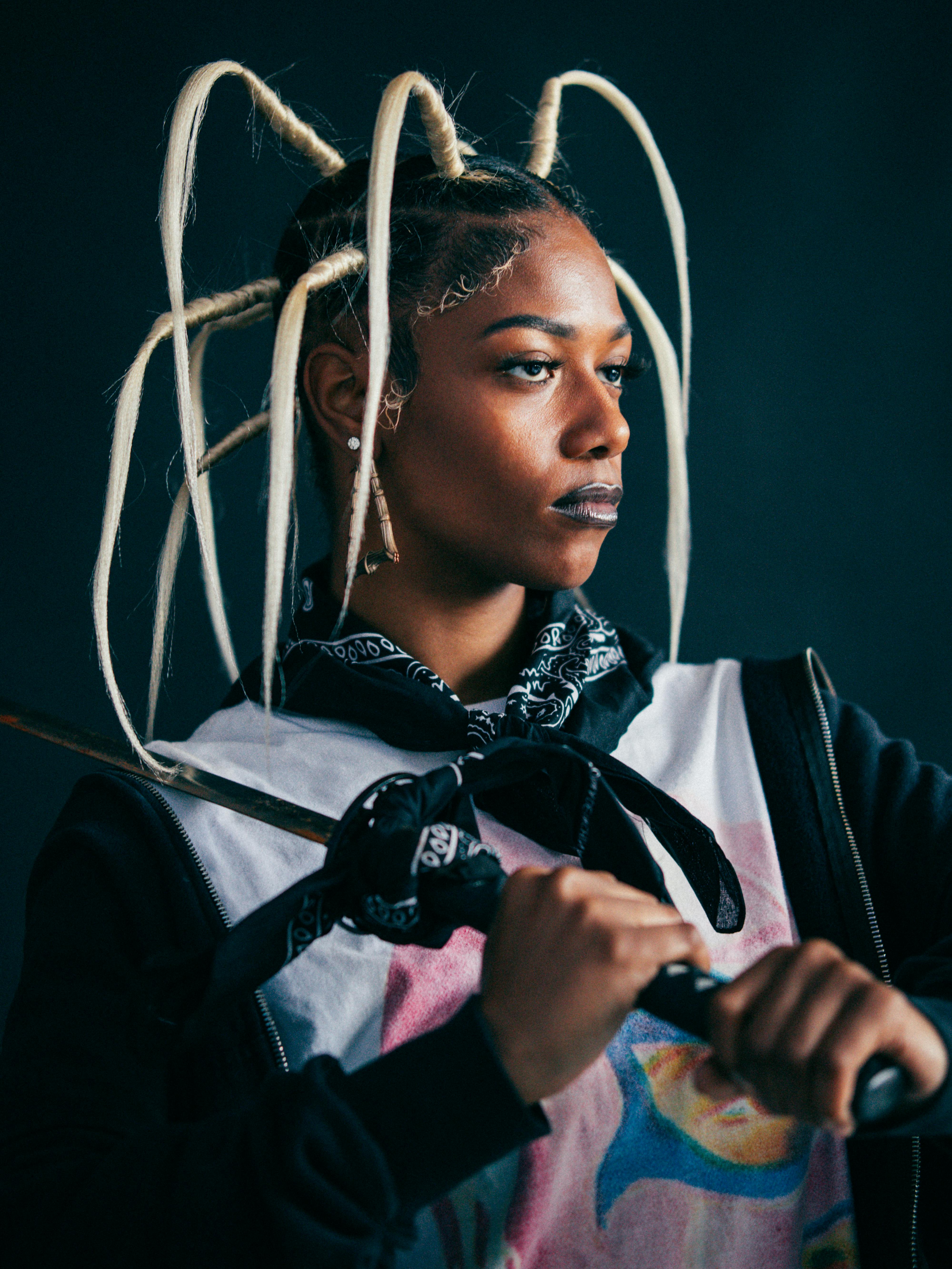 gratis Vrouw Die Een Katana Vasthoudt Stockfoto