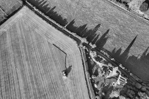 Darmowe zdjęcie z galerii z czarno-biały, fotografia lotnicza, pole